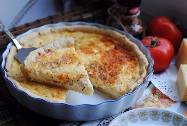 БЕЛКОВЫЙ ПИРОГ С СЫРНОЙ НАЧИНКОЙ