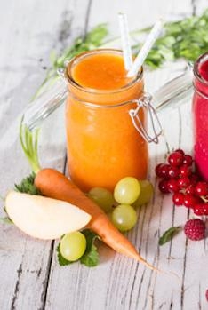 Оранжевый смузи из абрикосов и моркови