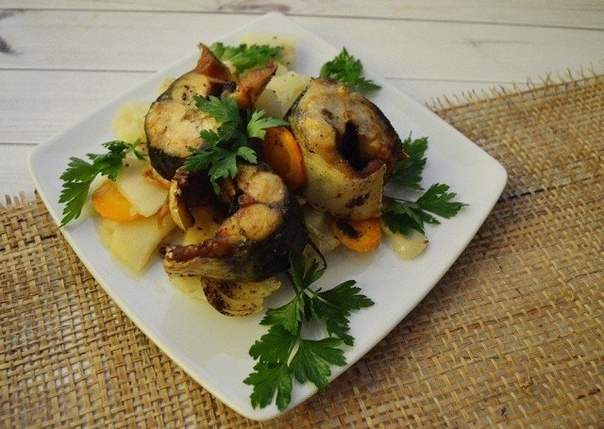 Запеченная скумбрия на овощной подушке Запеченная скумбрия на овощной подушке