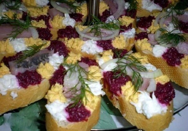 Праздничные бутерброды с сельдью свеклой и яйцом