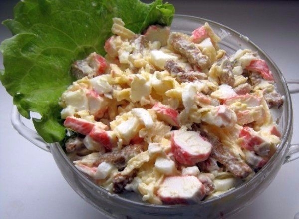 Салат из крабовых палочек с сыром и сухариками