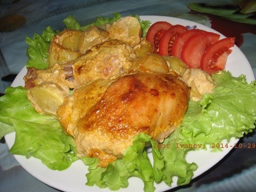 Вкусная курочка вместе с картошкой в духовке.