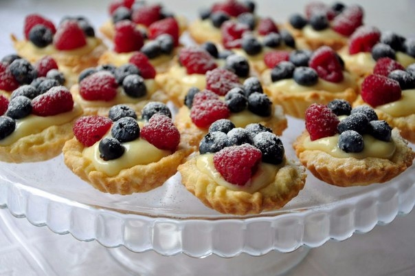 Песочные корзинки с заварным кремом и ягодами