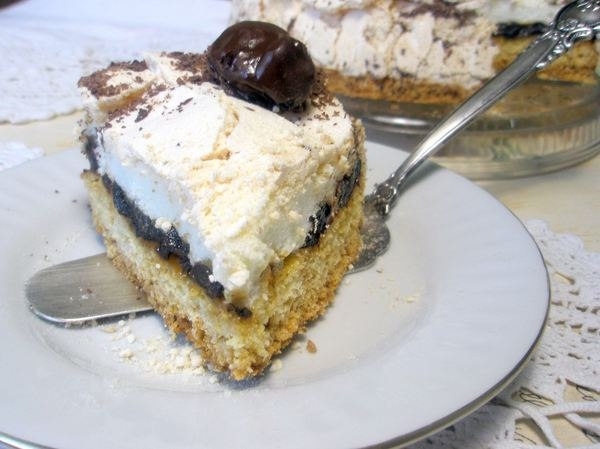Пирог с безе и черносливом