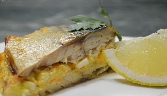 Запечённая скумбрия с начинкой из овощей, яиц и сыра