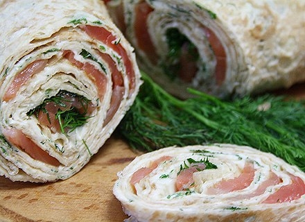 Рулет из лаваша с лососем