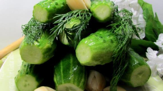 Малосольные огурцы с минералкой