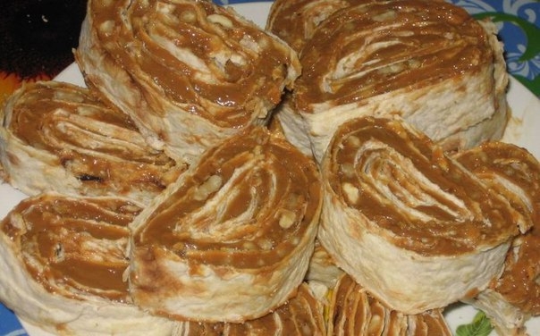 Лаваш со сгущенкой и орехами.