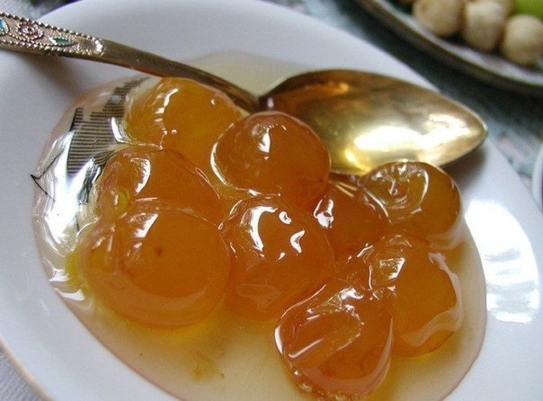 Любимое лакомство из белой черешни