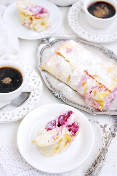 Быстрый рулет из лаваша с вишней и творогом. Быстрый рулет из лаваша с вишней и творогом.