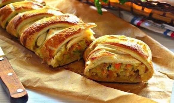 Кулебяка из слоеного теста