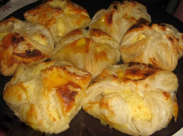 Булочки из слоеного теста с творогом