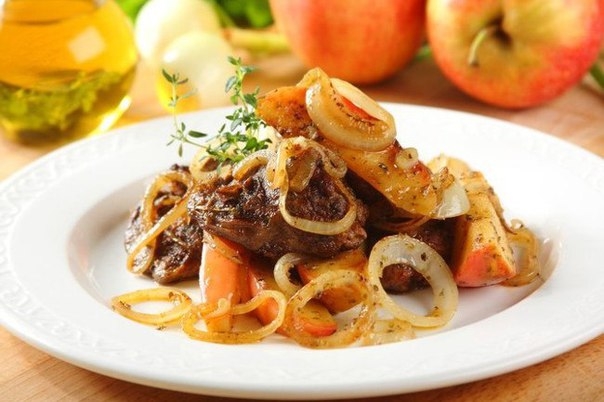 Жареная куриная печень с яблоками