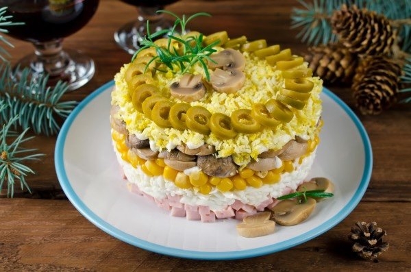 Слоеный салат с грибами и ветчиной. Слоеный салат с грибами и ветчиной.