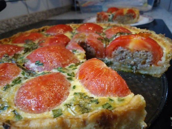 Пирог с фаршированными помидорами . Пирог с фаршированными помидорами .