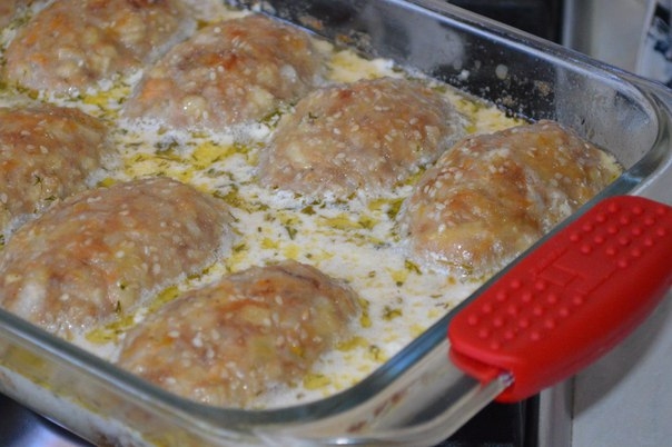 Мясо-овощные биточки в соусе.