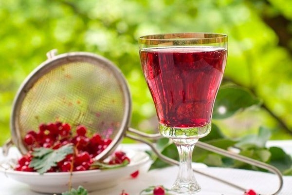 ЛИКЕР ИЗ КРАСНОЙ И ЧЕРНОЙ СМОРОДИНЫ