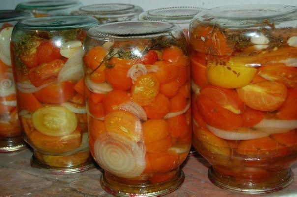 Помидоры, закатанные половинками