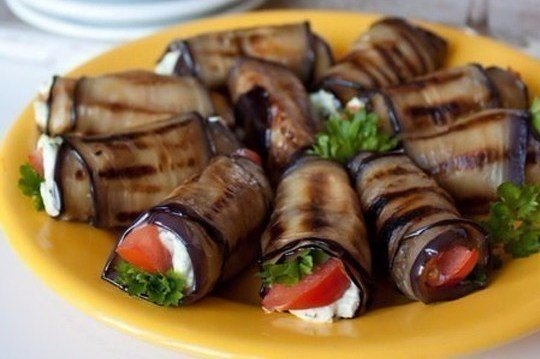 Рулетики из баклажана с сыром и помидорами. Рулетики из баклажана с сыром и помидорами.