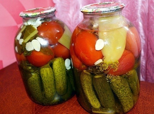 Огурцы с помидорами (овощное ассорти) Огурцы с помидорами (овощное ассорти)