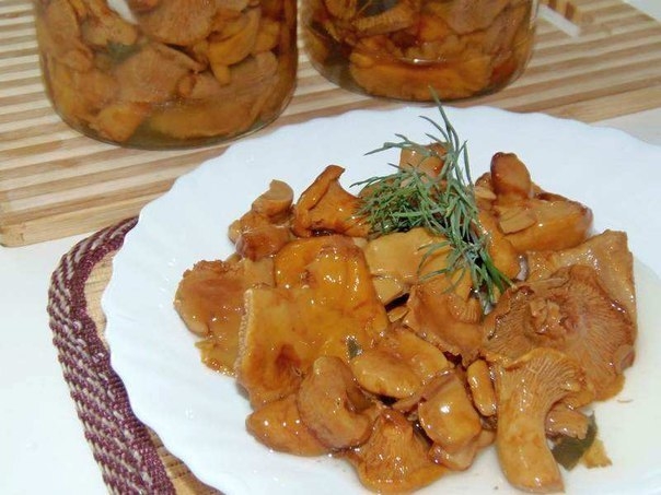 Лисички, маринованные с маслом и чесноком Лисички, маринованные с маслом и чесноком