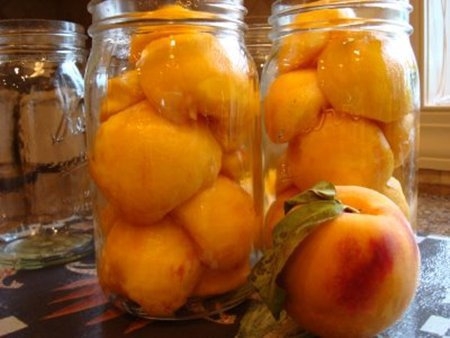 Консервированные целиком персики