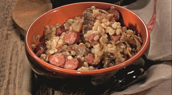 Перловка с копчеными колбасками и грибами Перловка с копчеными колбасками и грибами