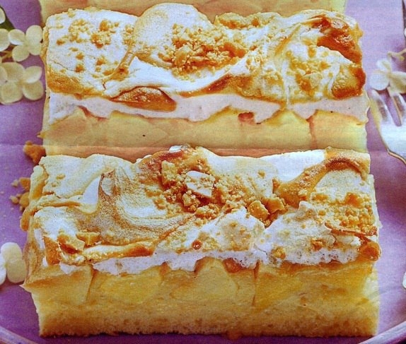 Яблочно-арахисовый пирог под безе