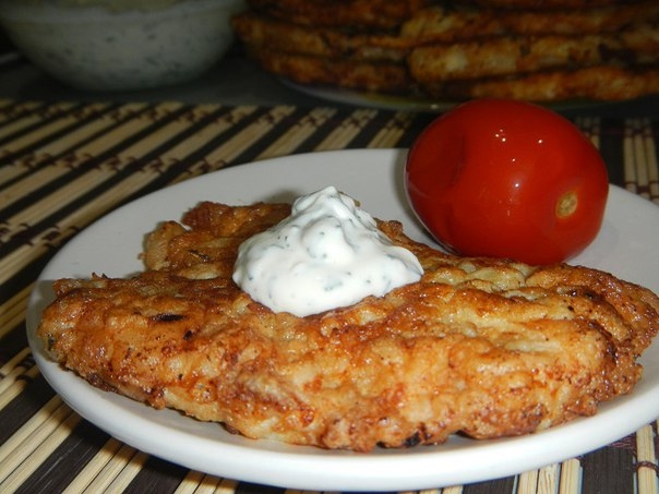 Сочные свиные отбивные с чесночным соусом