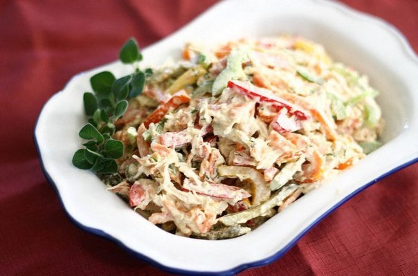 Салат с курицей, сладким перцем и грибами