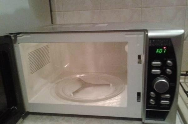 Чистим микроволновку.