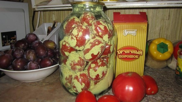 Помидоры долго хранятся в стеклянных банках и при этом остаются свежими, без капли рассола или намек