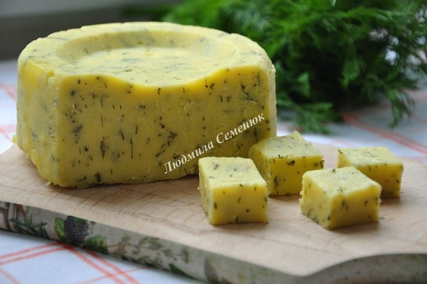 Домашний твердый сыр с зеленью.