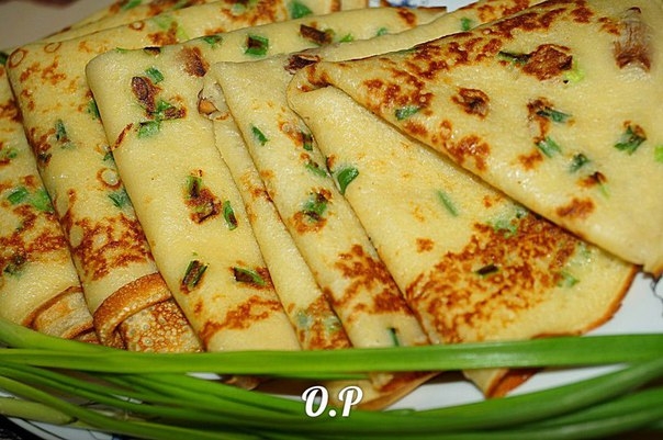 Блины с припёком из грибов и зелёного лука.