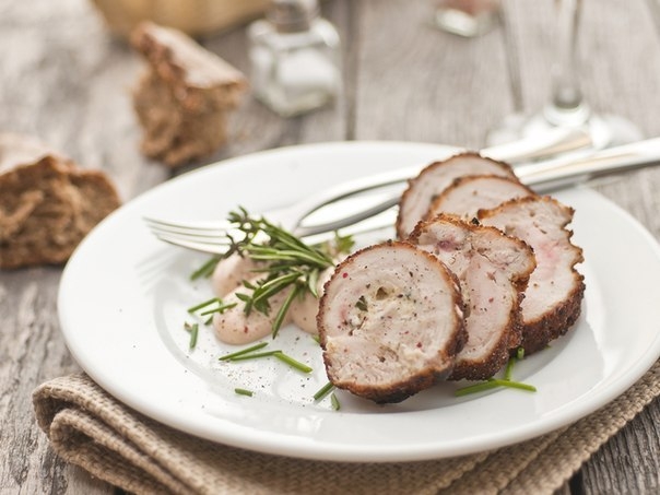 Куриные рулетики с легким грибным соусом