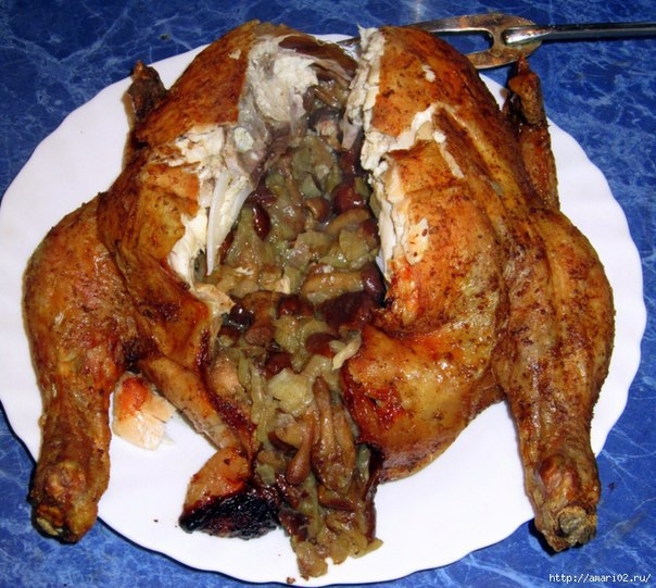 ЗАПЕЧЁННАЯ КУРИЦА С СЫРНО-ГРИБНОЙ НАЧИНКОЙ.