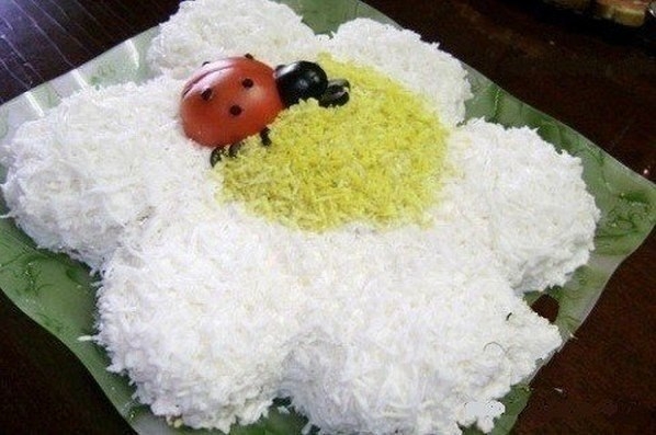 Салат "Большая ромашка".