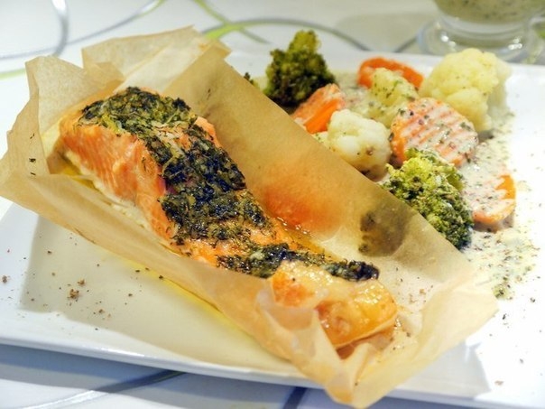 Лимонный лосось, запеченный в пергаменте