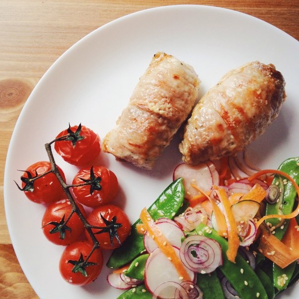 Рулетики из свинины с грибами и сыром