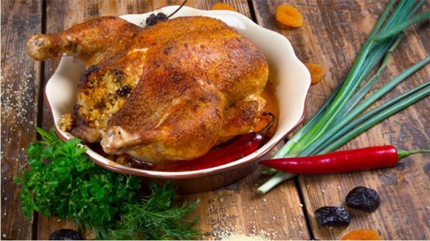 КУРИЦА, ФАРШИРОВАННАЯ КУСКУСОМ И СУХОФРУКТАМИ