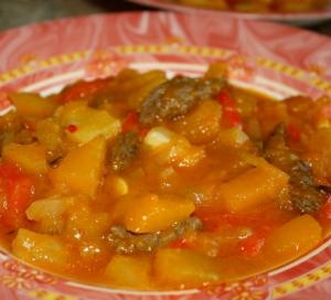 Говядина в кисло-сладком соусе с тыквой и ананасом