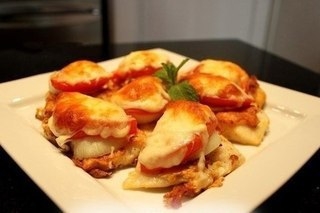 Аппетитная рыбка, запеченная под овощами и сыром Аппетитная рыбка, запеченная под овощами и сыром