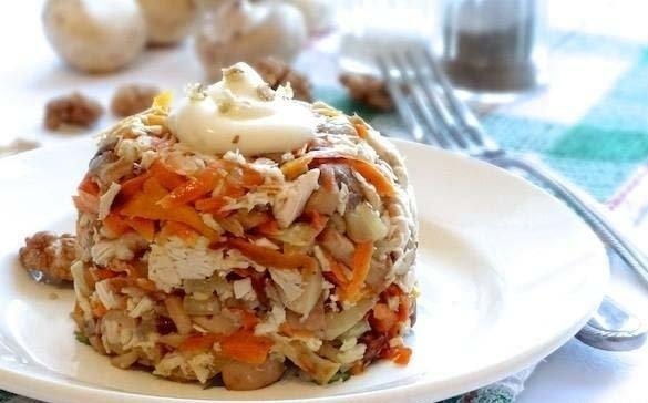 Сытный куриный салат