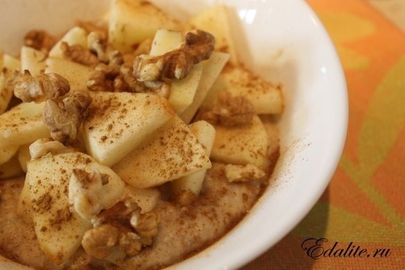 Овсяная каша с корицей и яблоками