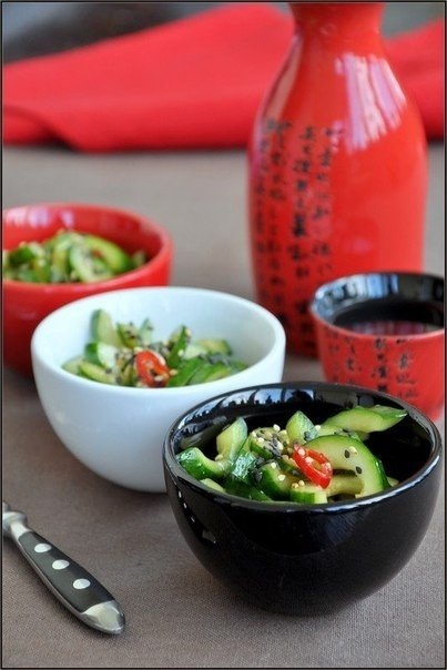 Закуска-салат из быстрых малосольных огурчиков в восточном стиле