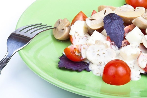 Салат из помидор черри и маринованных шампиньонов — отличное сочетание!