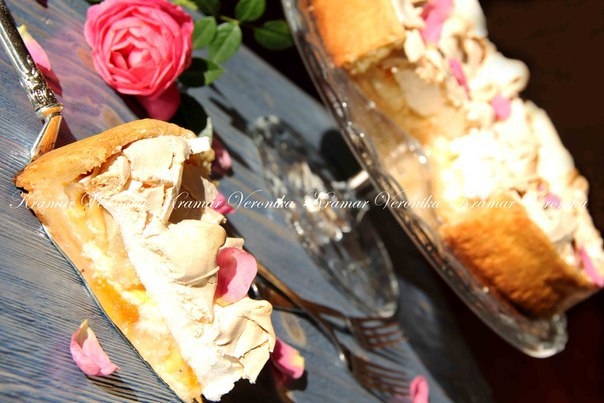 Песочный пирог с творожной начинкой и меренгой