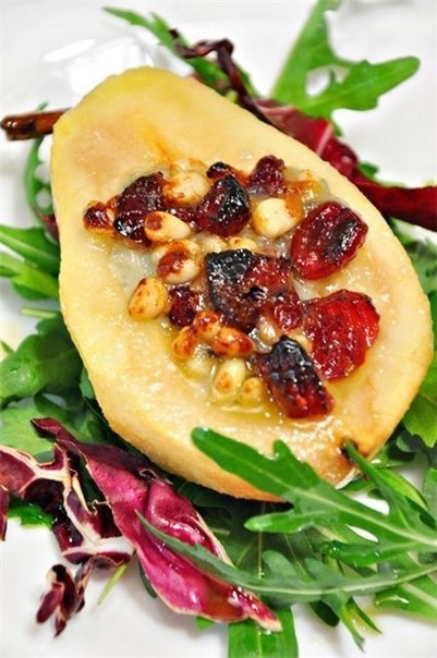 Груши, запечённые с сыром горгонзола, кедровыми орехами и вяленой клюквой