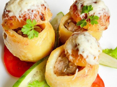 Запеченный картофель с мясным фаршем и сыром