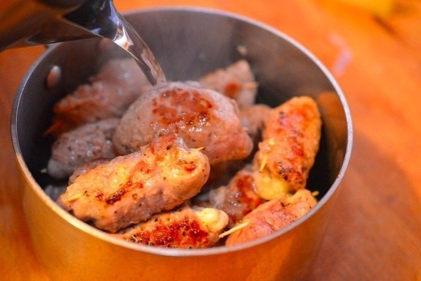 Свиные рулеты с сыром и чесноком